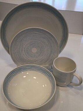 Royal Doulton Ellen DeGeneres 16 Piece Porcelain Dinnerware Set, Blue Dots, NEW